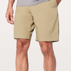 Lululemon Commission Short Slim - Chino 9” in 
Tofino Sand